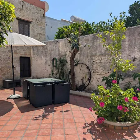 Antifanous Apartment *